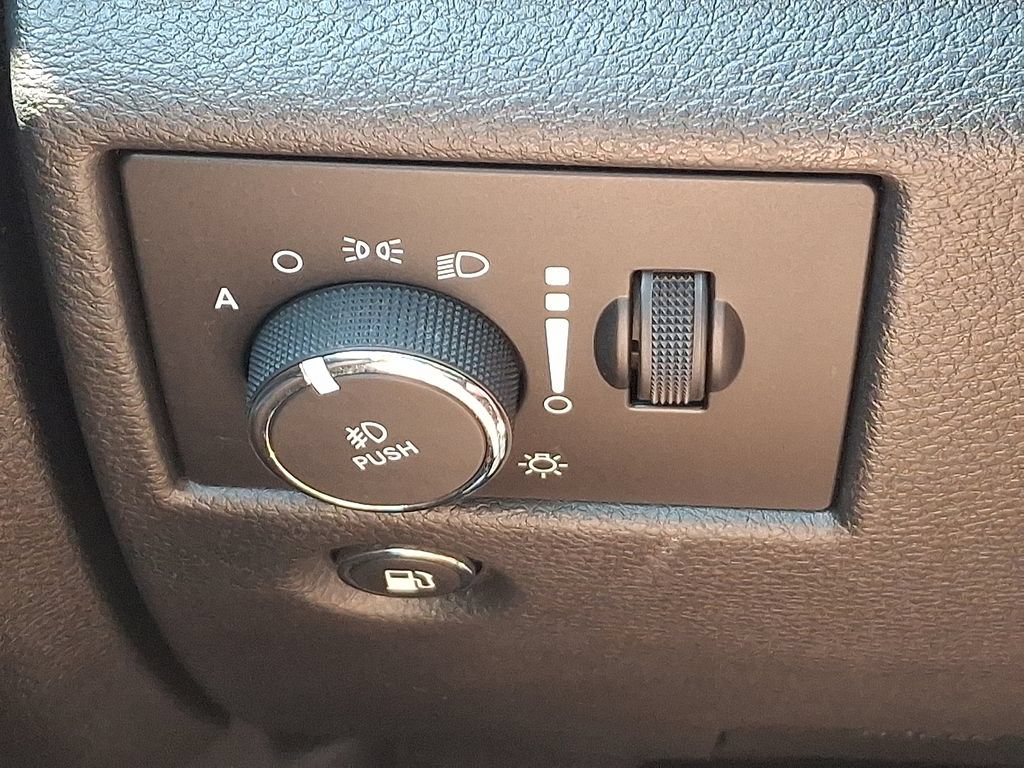 Used 2020 Jeep Grand Cherokee Limited AWD/4WD image 24