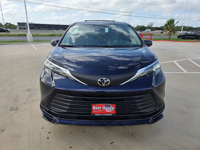 New 2026 Toyota Sienna LE FWD image 2