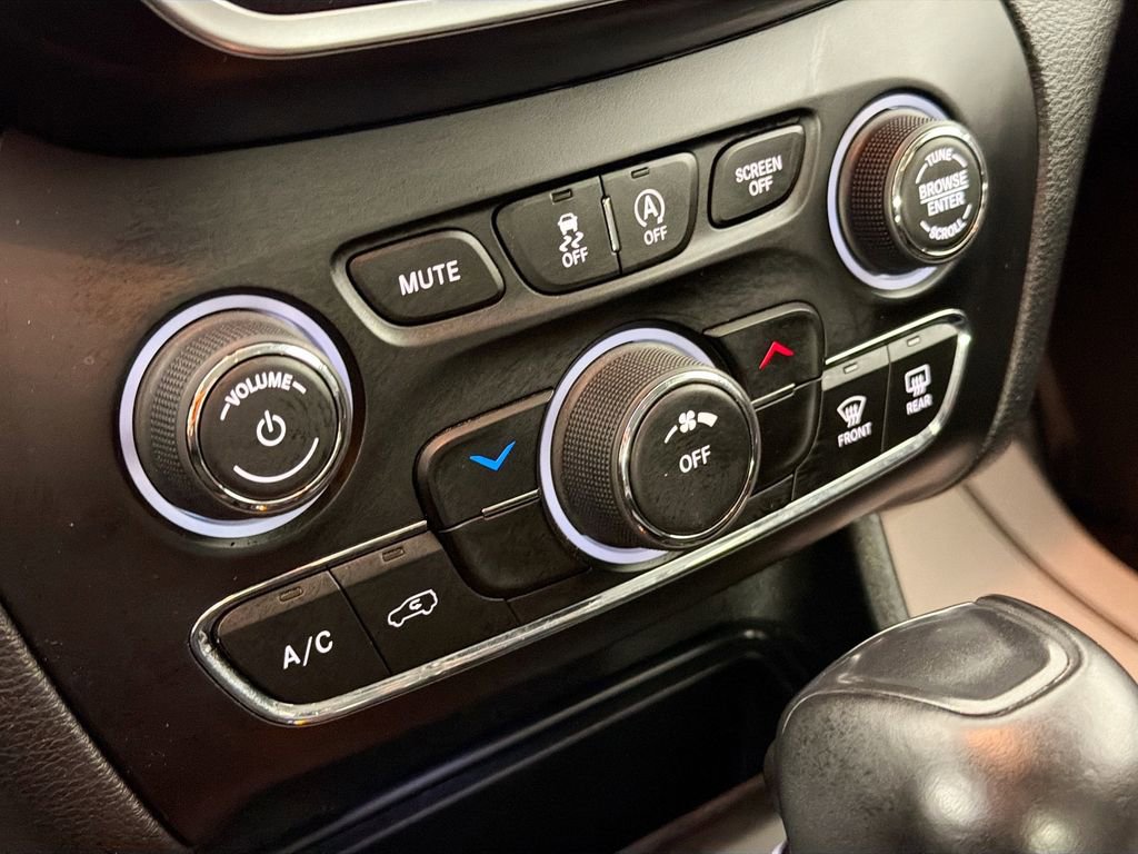 Used 2020 Jeep Cherokee Trailhawk w/ Cold Weather Group image 15