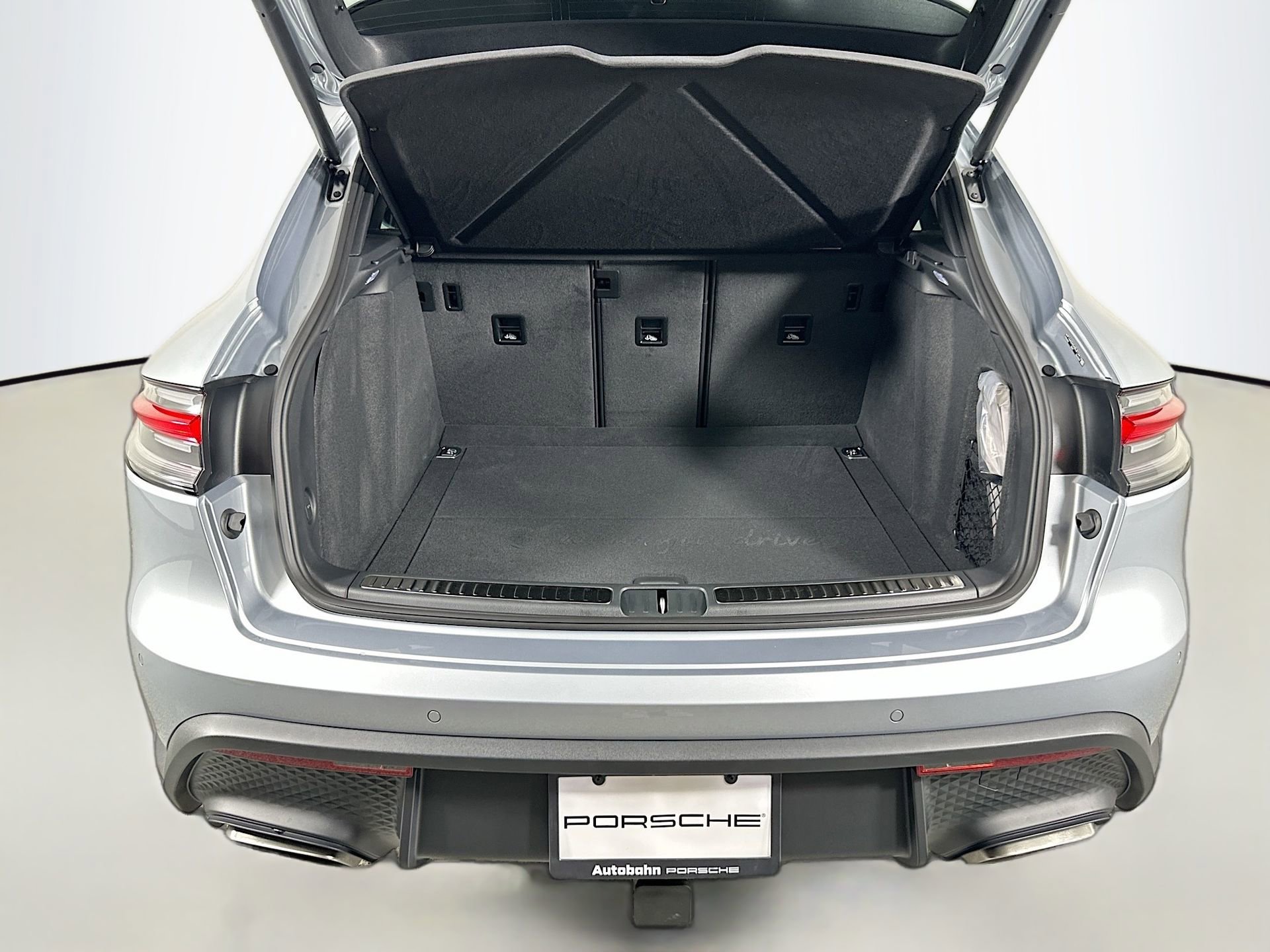 Certified 2025 Porsche Macan image 39