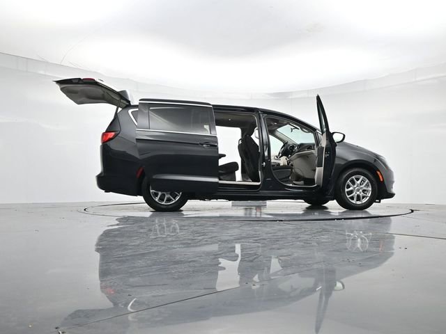 Used 2022 Chrysler Voyager LX image 52