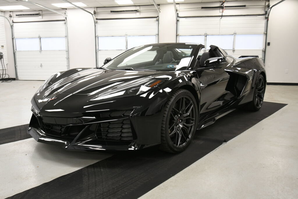 Used 2024 Chevrolet Corvette Z06 RWD image 3
