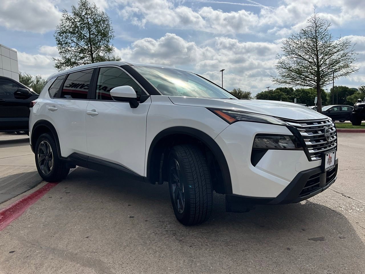 Used 2025 Nissan Rogue SV FWD image 4