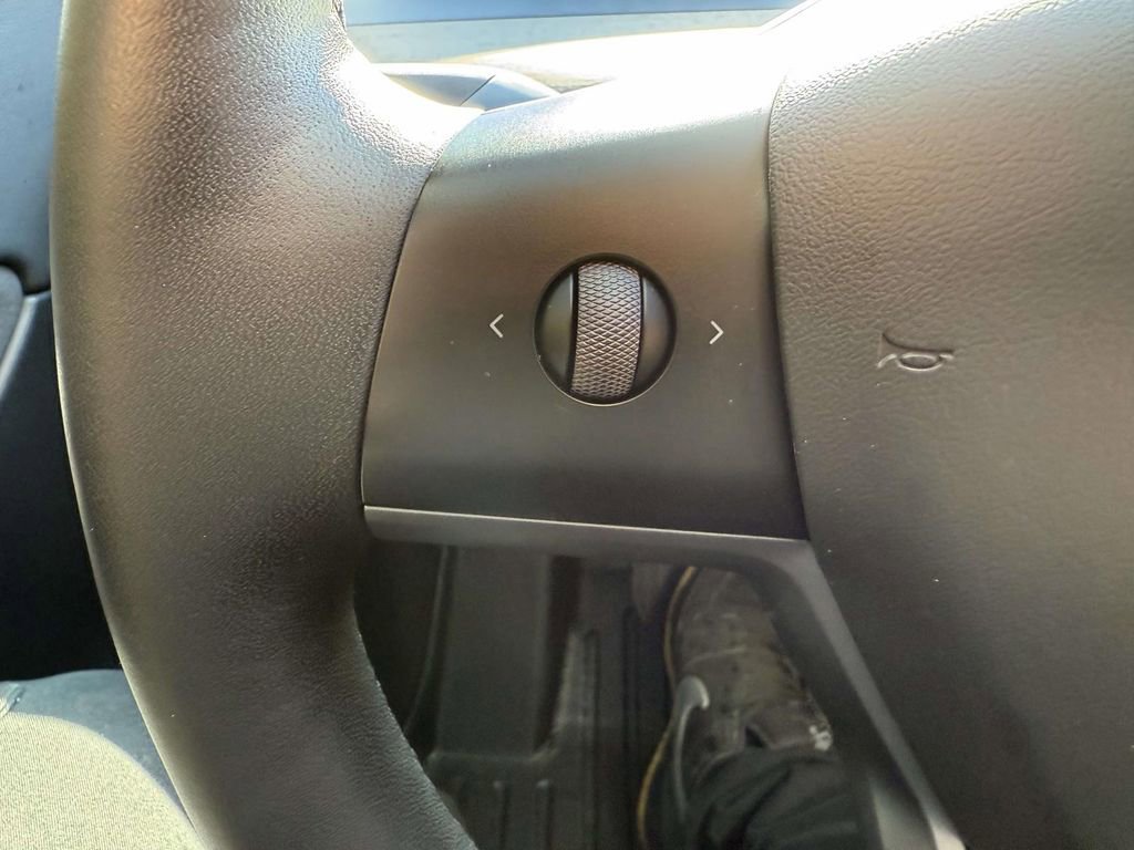 Used 2022 Tesla Model Y Long Range image 23