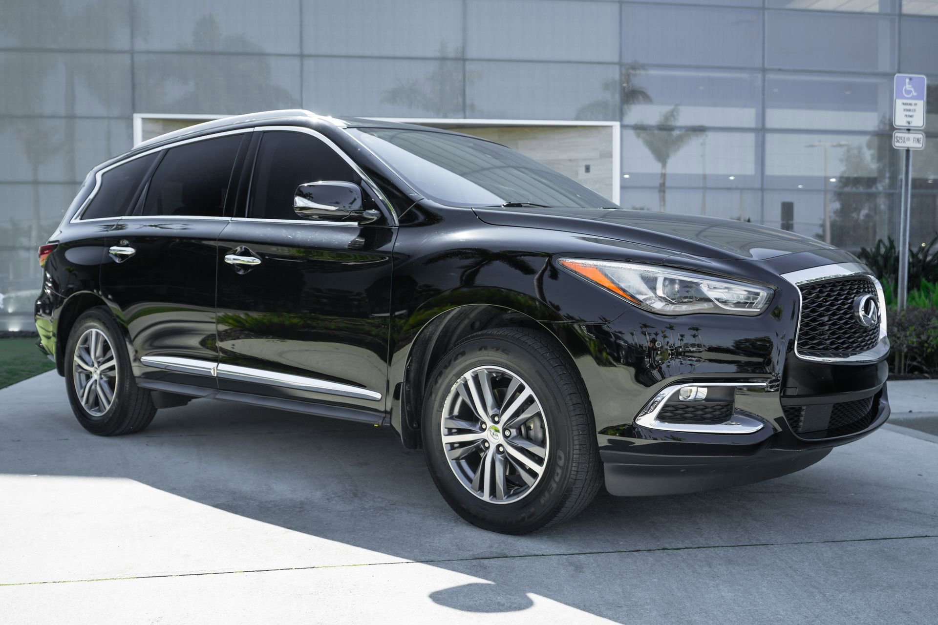Used 2020 INFINITI QX60 Luxe w/ Essential Package image 4