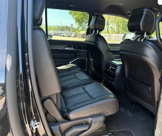 Used 2024 Jeep Wagoneer L Series II w/ Flexible Seating Group image 11