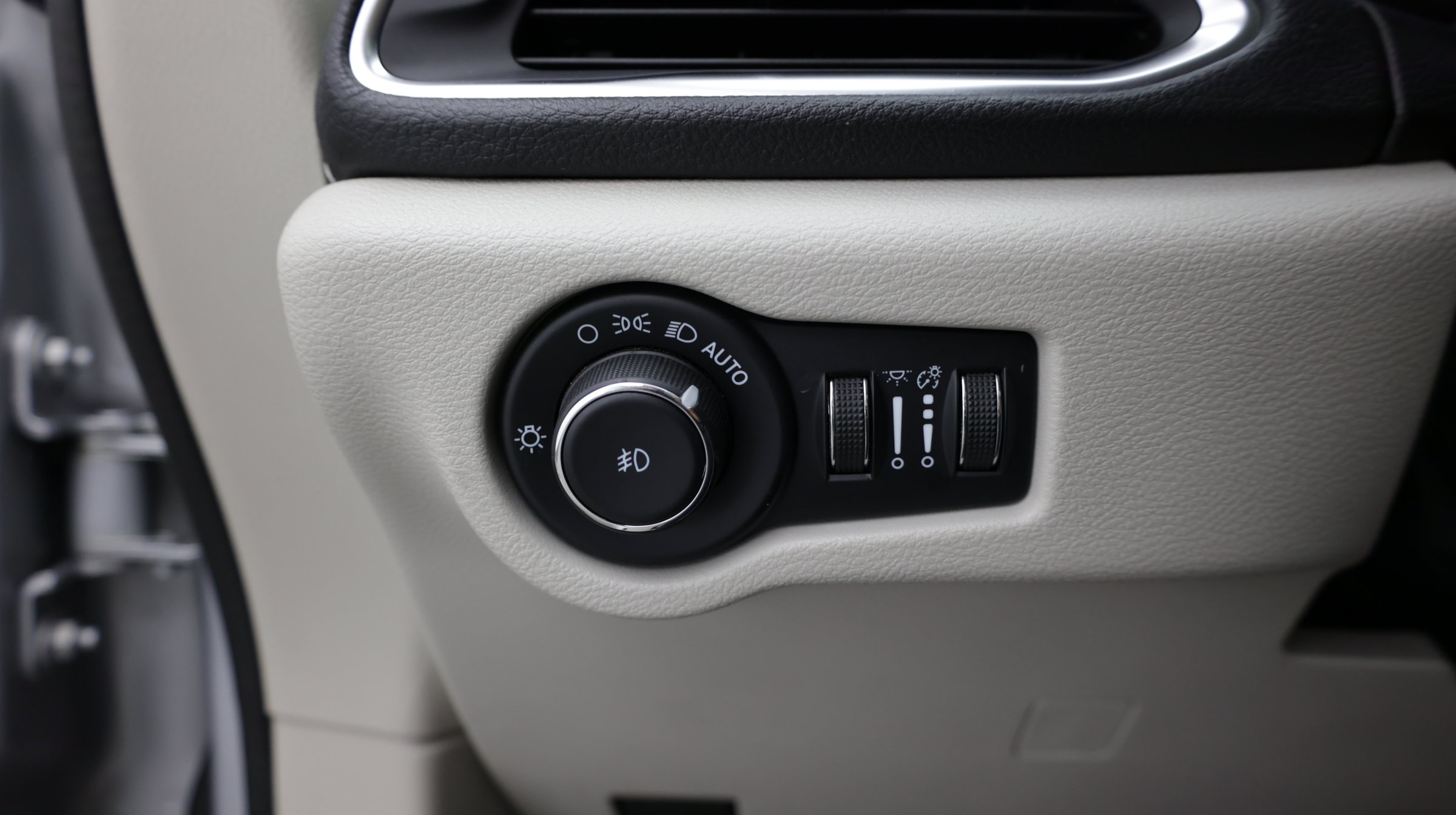 Used 2023 Chrysler Pacifica Limited FWD image 18