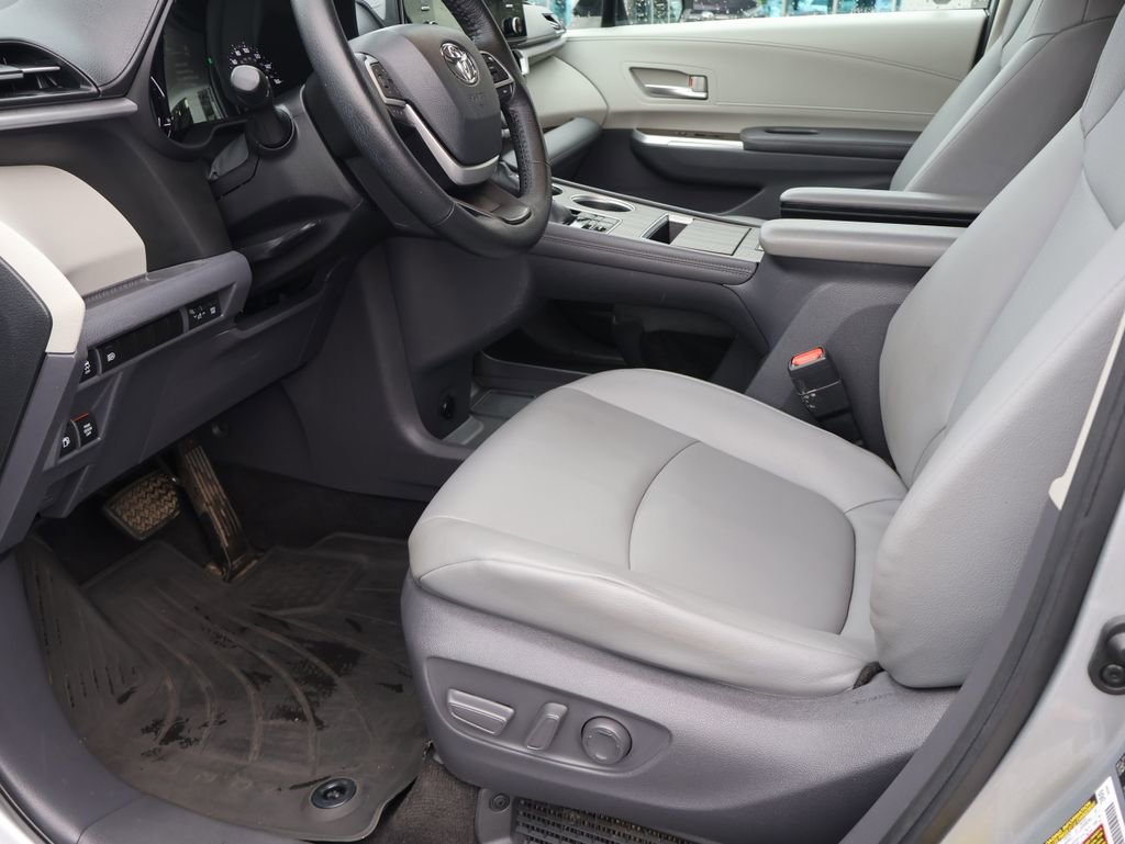 Used 2021 Toyota Sienna XLE image 22