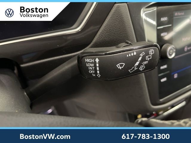 Used 2024 Volkswagen Tiguan SE w/ Panoramic Sunroof Package image 18