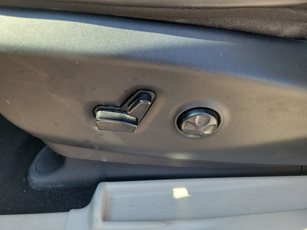 Used 2023 Chrysler Pacifica Touring-L FWD image 18