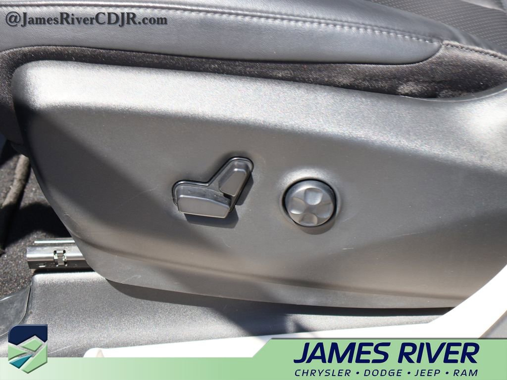 Used 2024 Chrysler Pacifica Touring-L FWD image 23
