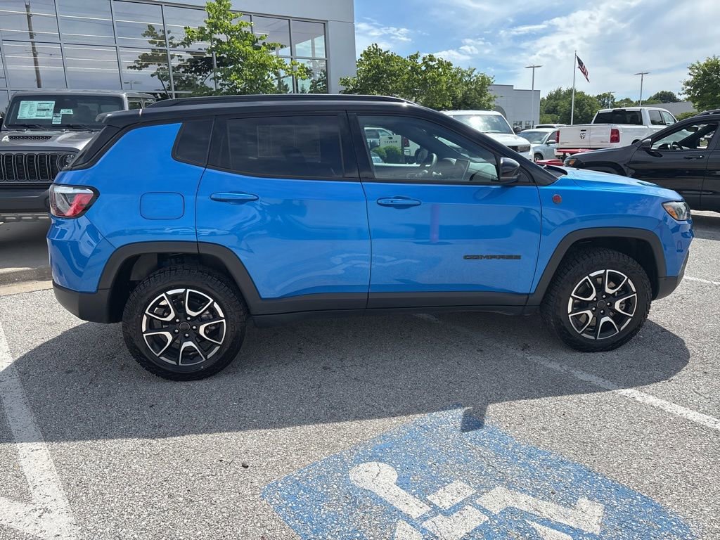 Used 2025 Jeep Compass Trailhawk AWD/4WD image 28