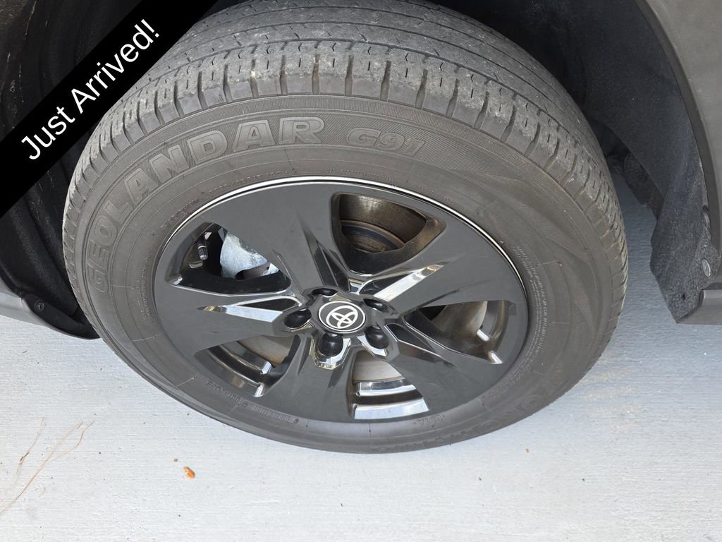 Used 2021 Toyota RAV4 XLE w/ Convenience Package FWD image 32