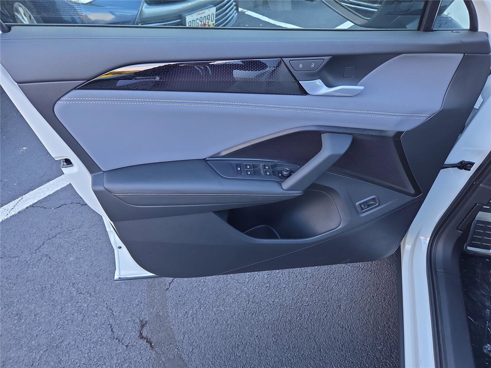 New 2025 Volkswagen Tiguan SE R-Line image 9