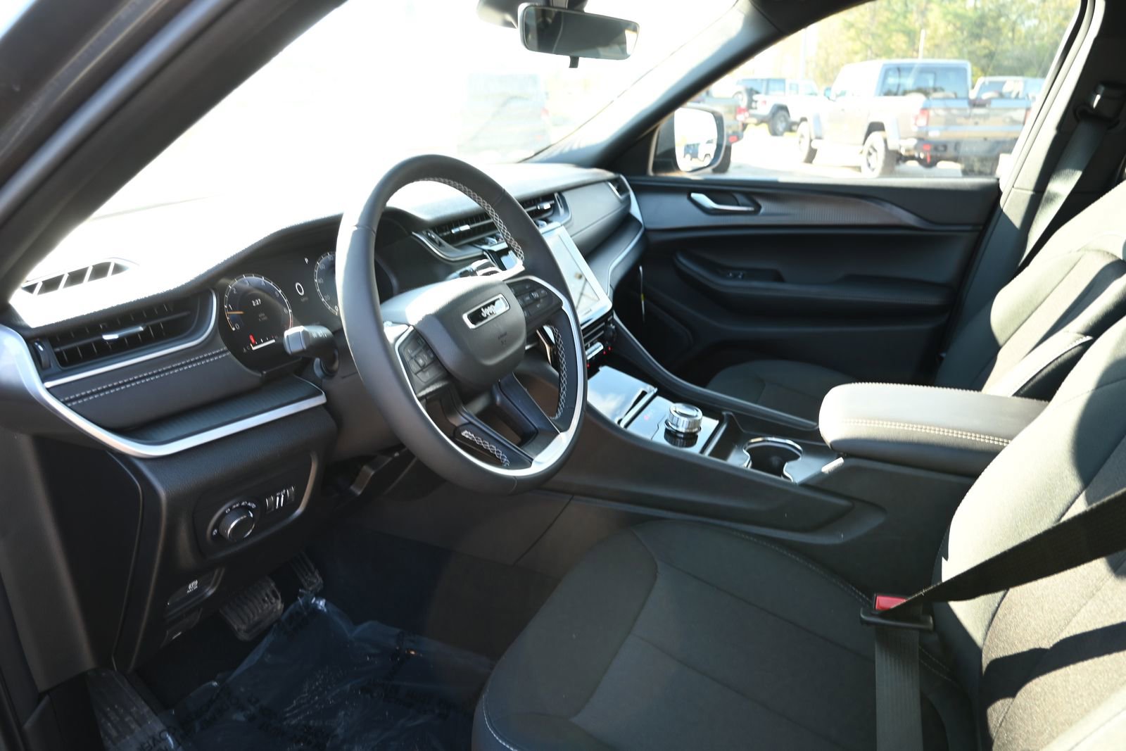 New 2025 Jeep Grand Cherokee L Laredo image 8