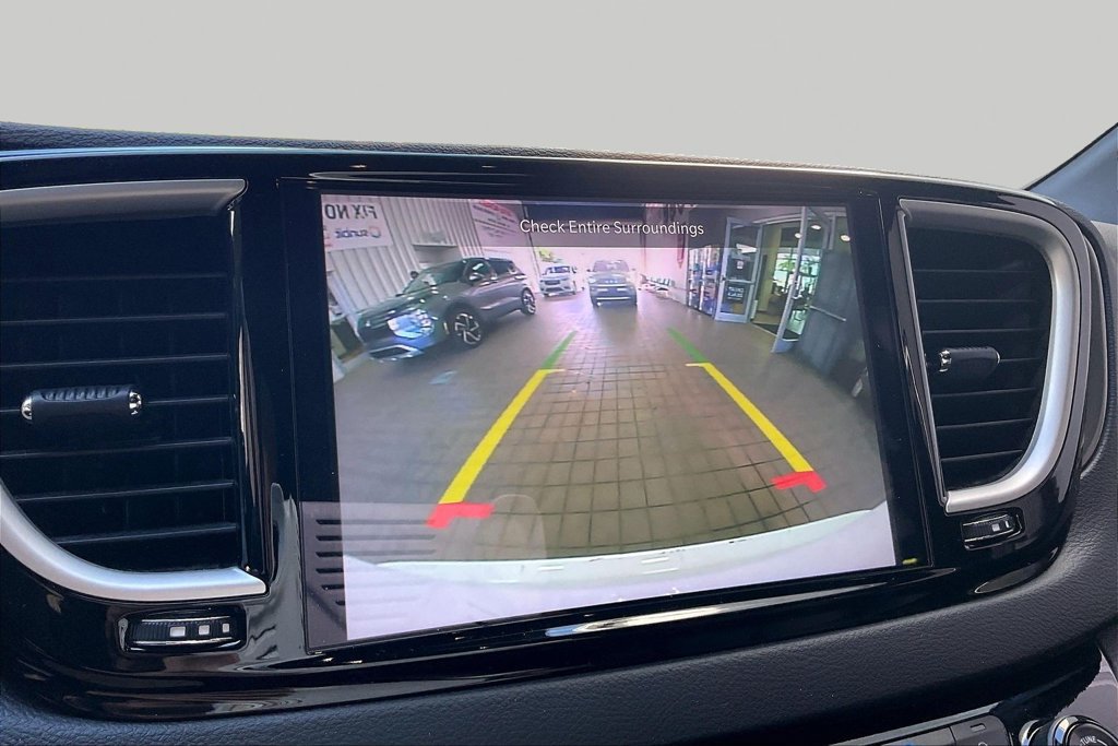 Used 2025 Chrysler Pacifica Select FWD image 12