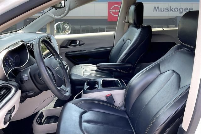 Used 2023 Chrysler Pacifica Touring-L FWD image 19