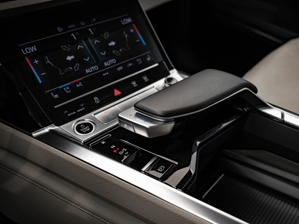 Used 2022 Audi e-tron Premium Plus w/ Premium Plus Package image 38