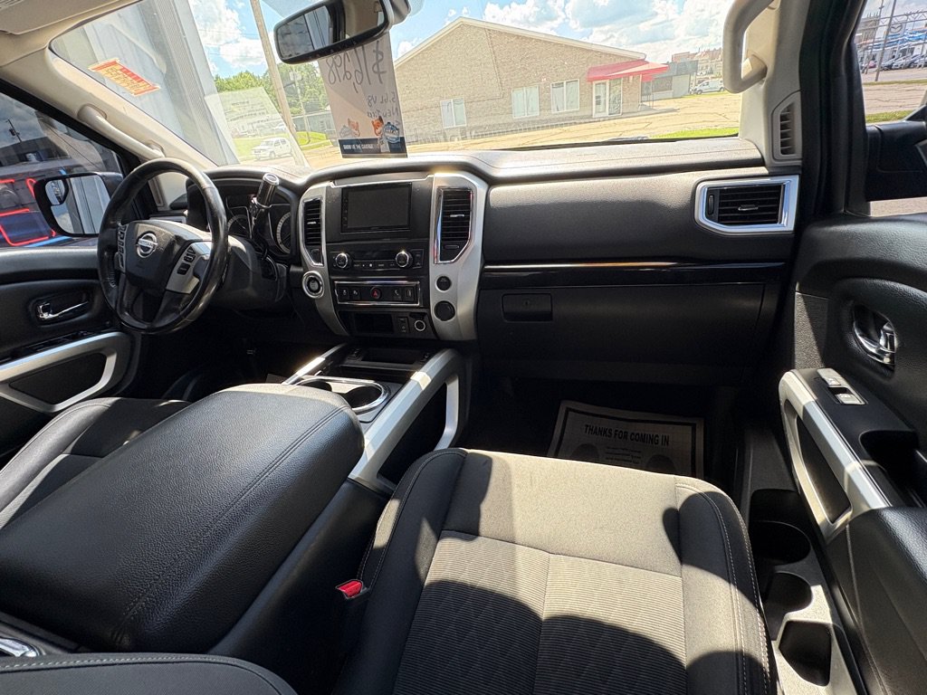 Used 2018 Nissan Titan SV w/ SV Convenience Package RWD image 19