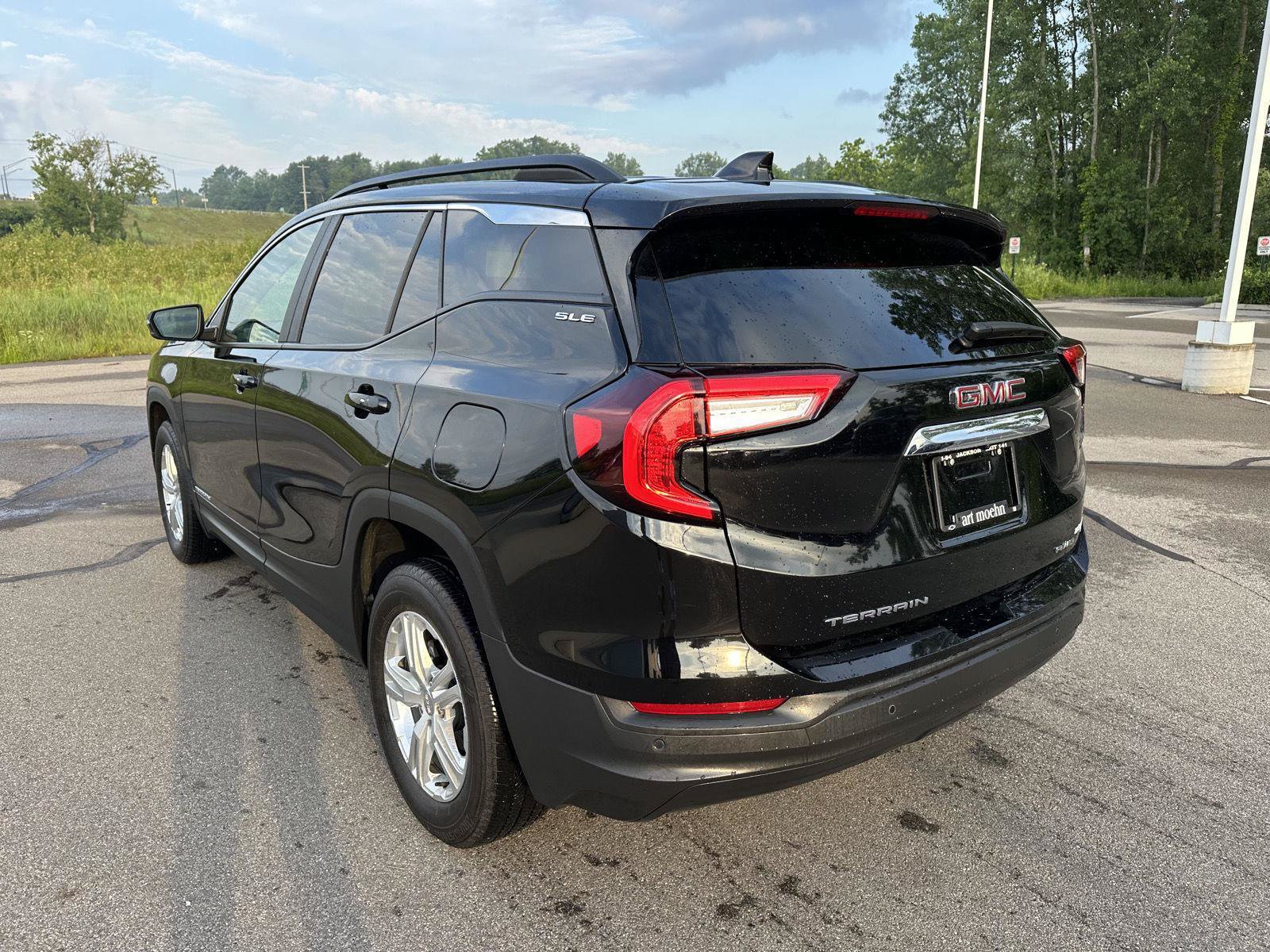 Used 2024 GMC Terrain SLE w/ Driver Convenience Package AWD/4WD image 3