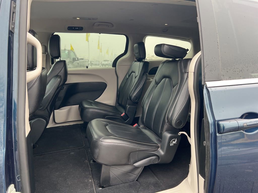 Used 2023 Chrysler Pacifica Touring-L image 25