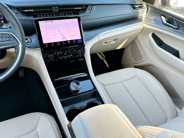 Used 2025 Jeep Grand Cherokee Limited w/ Luxury Tech Group II image 24