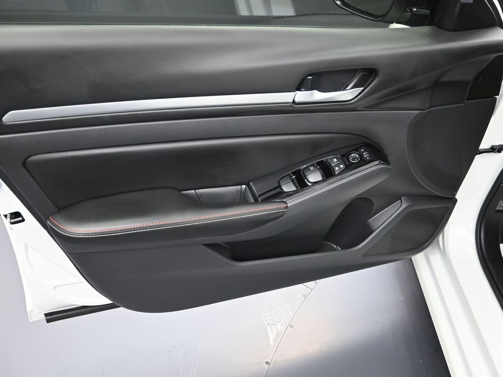 Used 2024 Nissan Altima 2.5 SR w/ SR Premium Package image 10