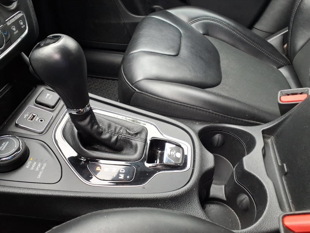Used 2019 Jeep Cherokee Latitude Plus AWD/4WD image 13