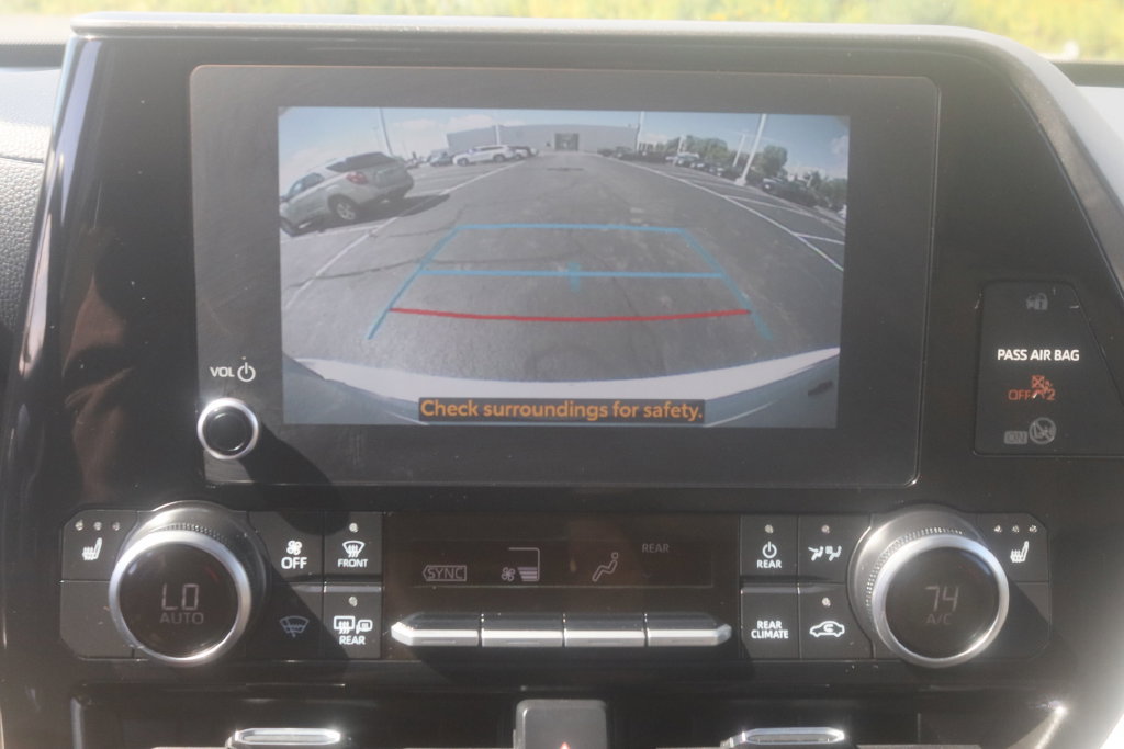 Used 2025 Toyota Highlander XLE AWD/4WD image 16