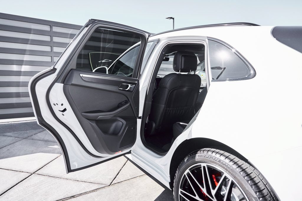 Used 2025 Porsche Macan GTS AWD/4WD image 31