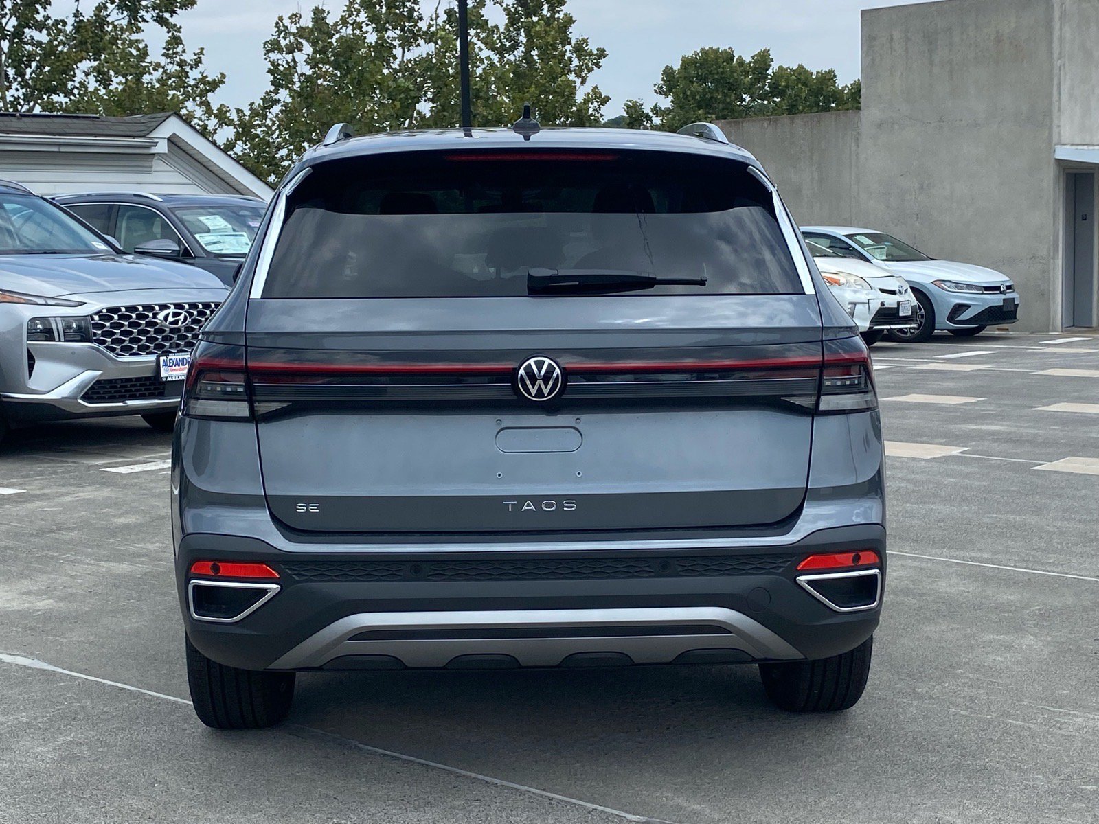 New 2026 Volkswagen Taos SE FWD image 4