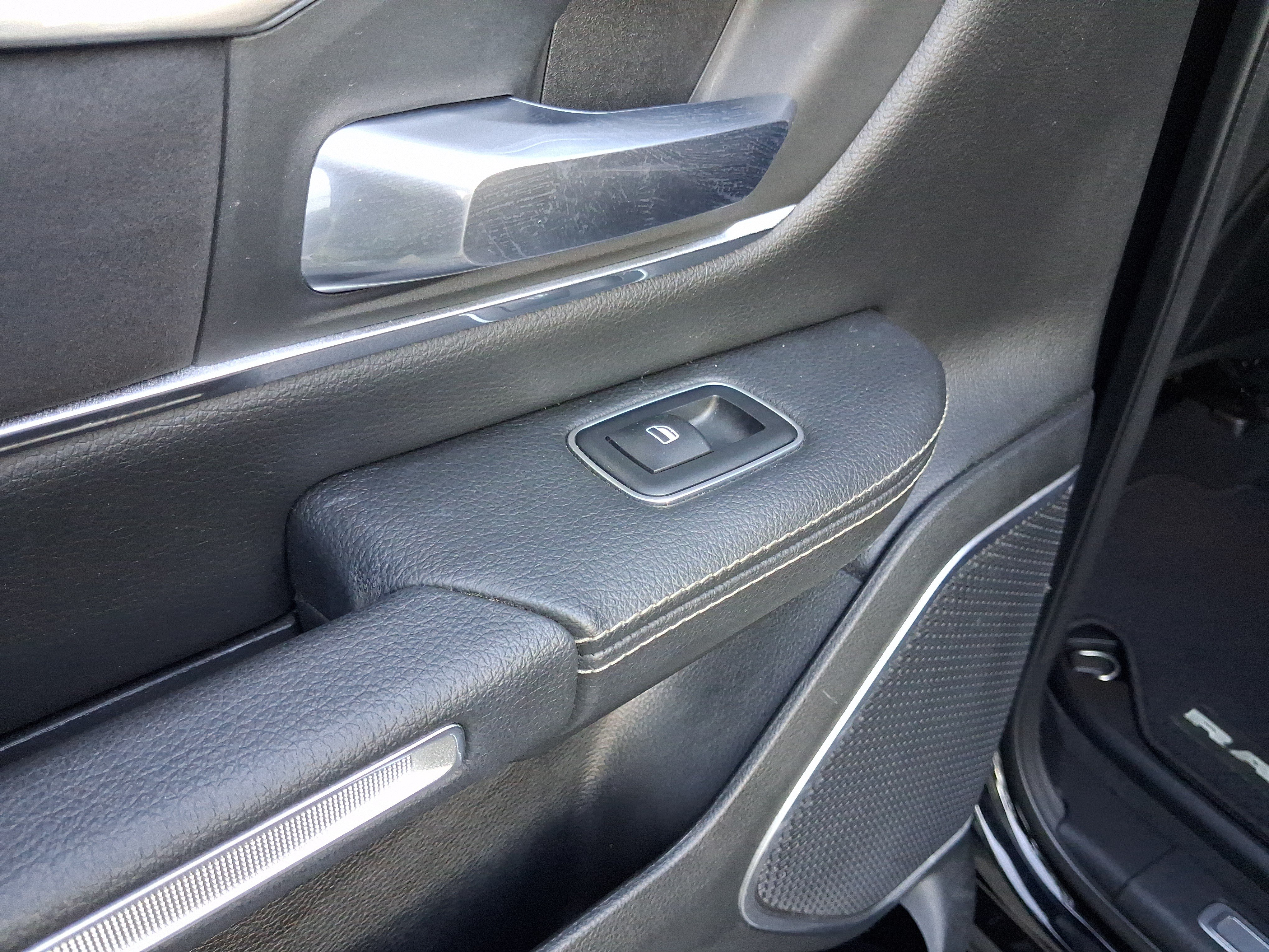 Used 2019 RAM 1500 Laramie RWD image 10