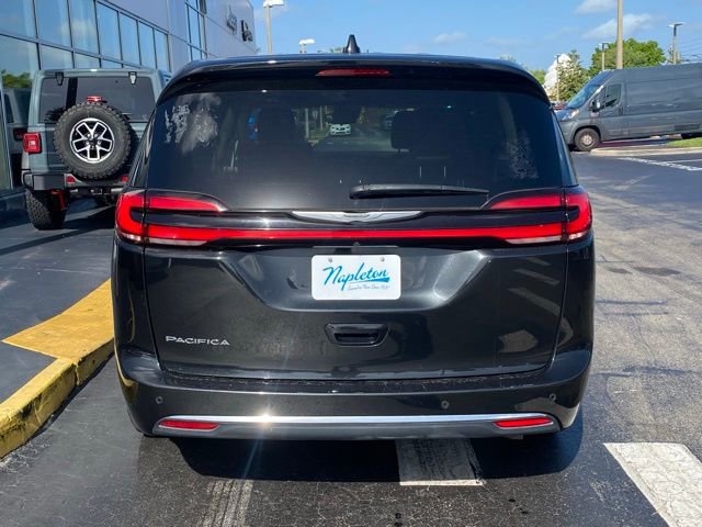Used 2023 Chrysler Pacifica Touring-L FWD image 8