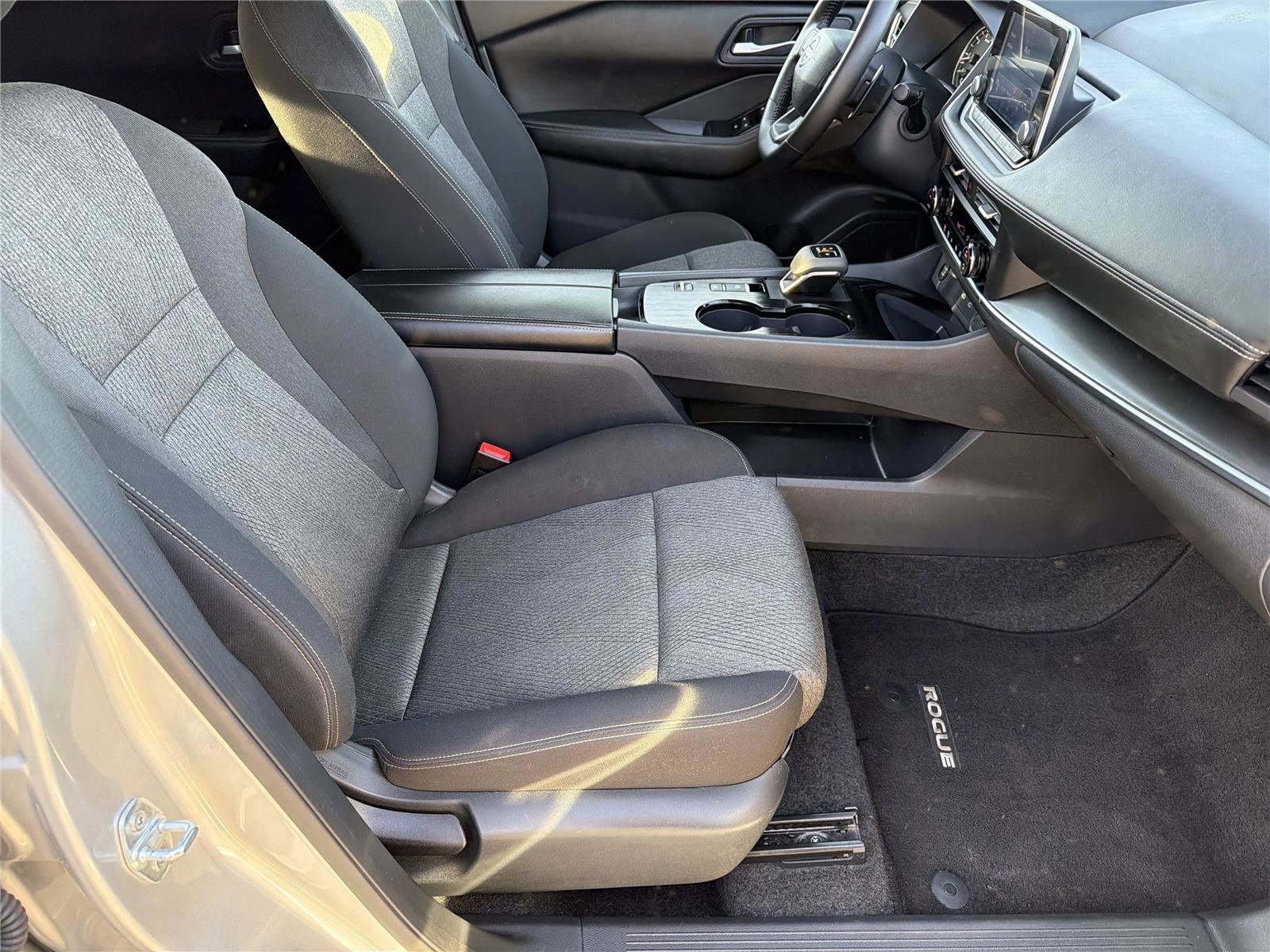 Used 2025 Nissan Rogue SV image 11