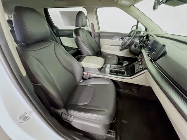 Used 2023 Kia Carnival LX image 29