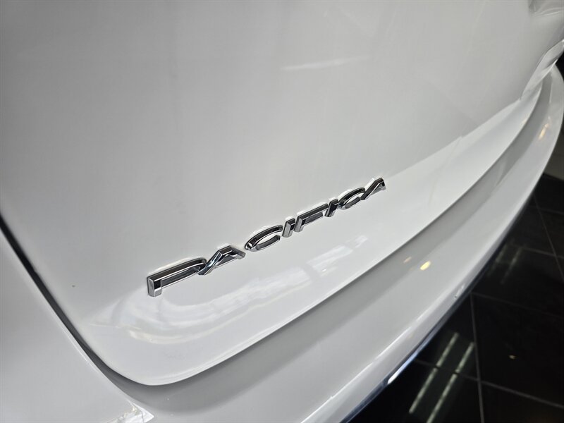 Used 2023 Chrysler Pacifica Touring-L FWD image 33