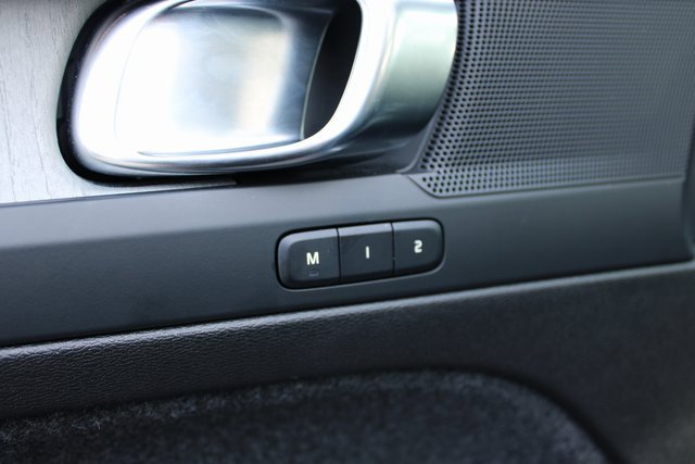 Used 2025 Volvo XC40 B5 Plus image 12