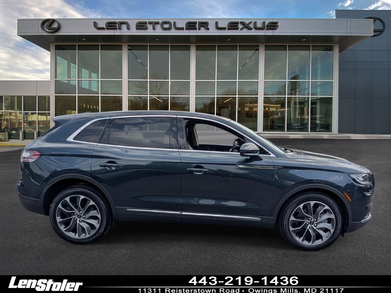 Used 2023 Lincoln Nautilus Reserve AWD/4WD image 2