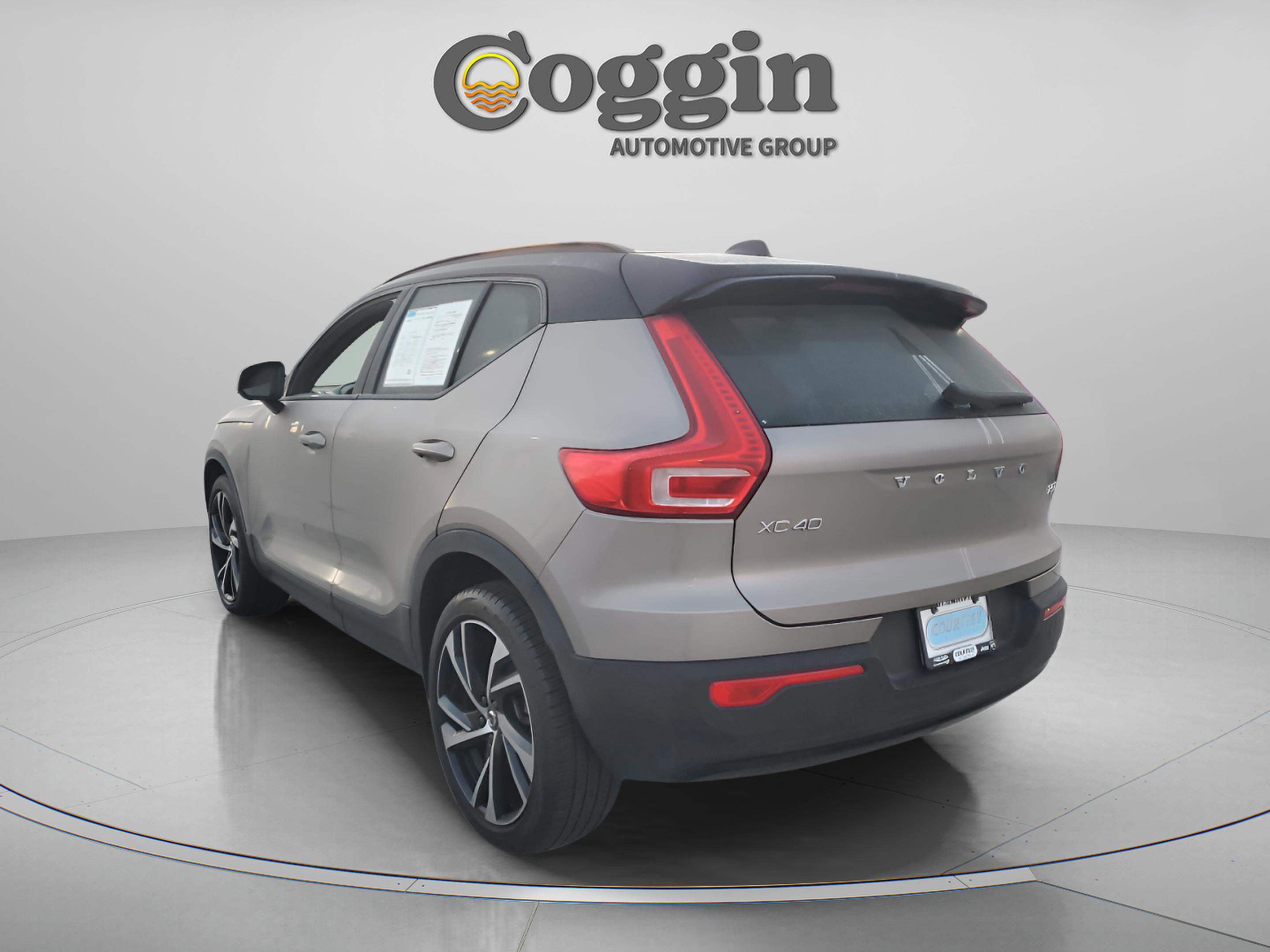 Used 2022 Volvo XC40 T5 R-Design w/ Advanced Package image 2