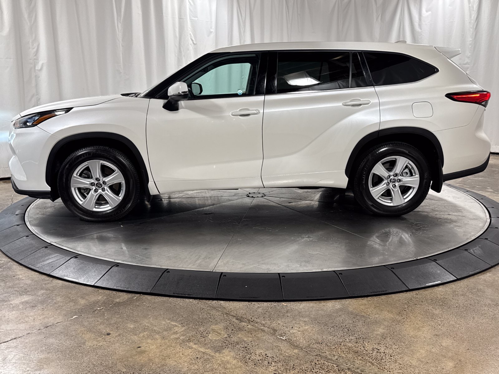 Used 2020 Toyota Highlander LE AWD/4WD image 6