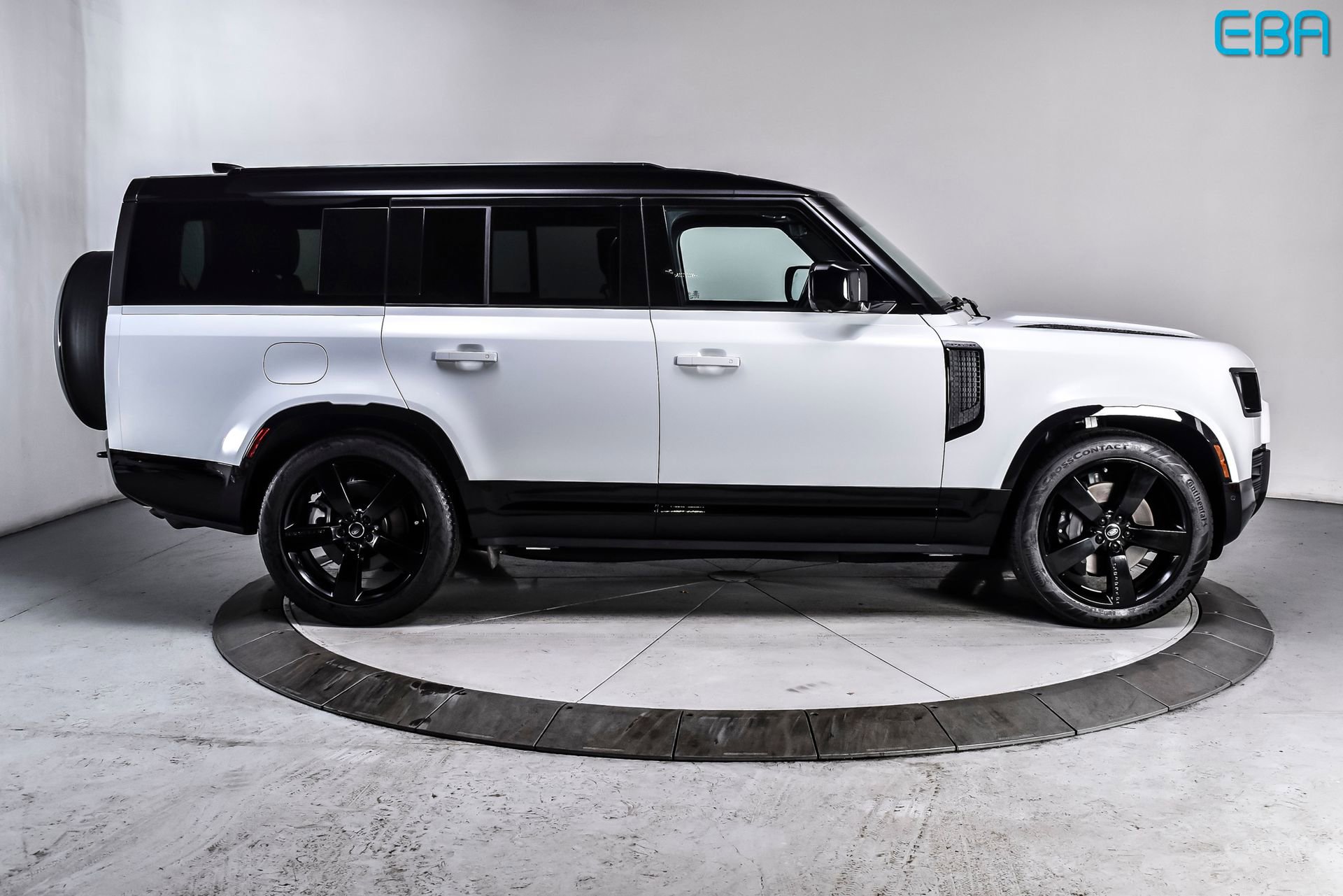 Used 2025 Land Rover Defender 130 X-Dynamic SE AWD/4WD image 7