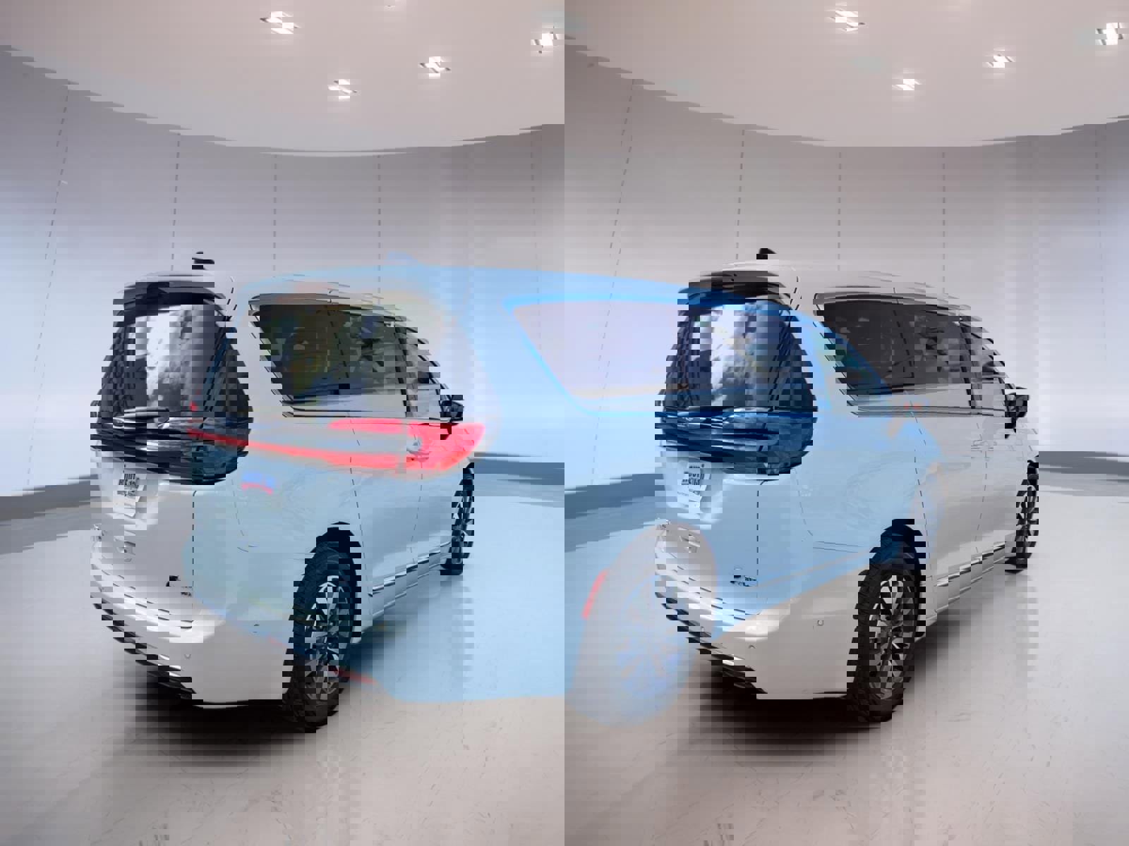 Used 2023 Chrysler Pacifica Limited w/ Uconnect Theater Family Group image 4