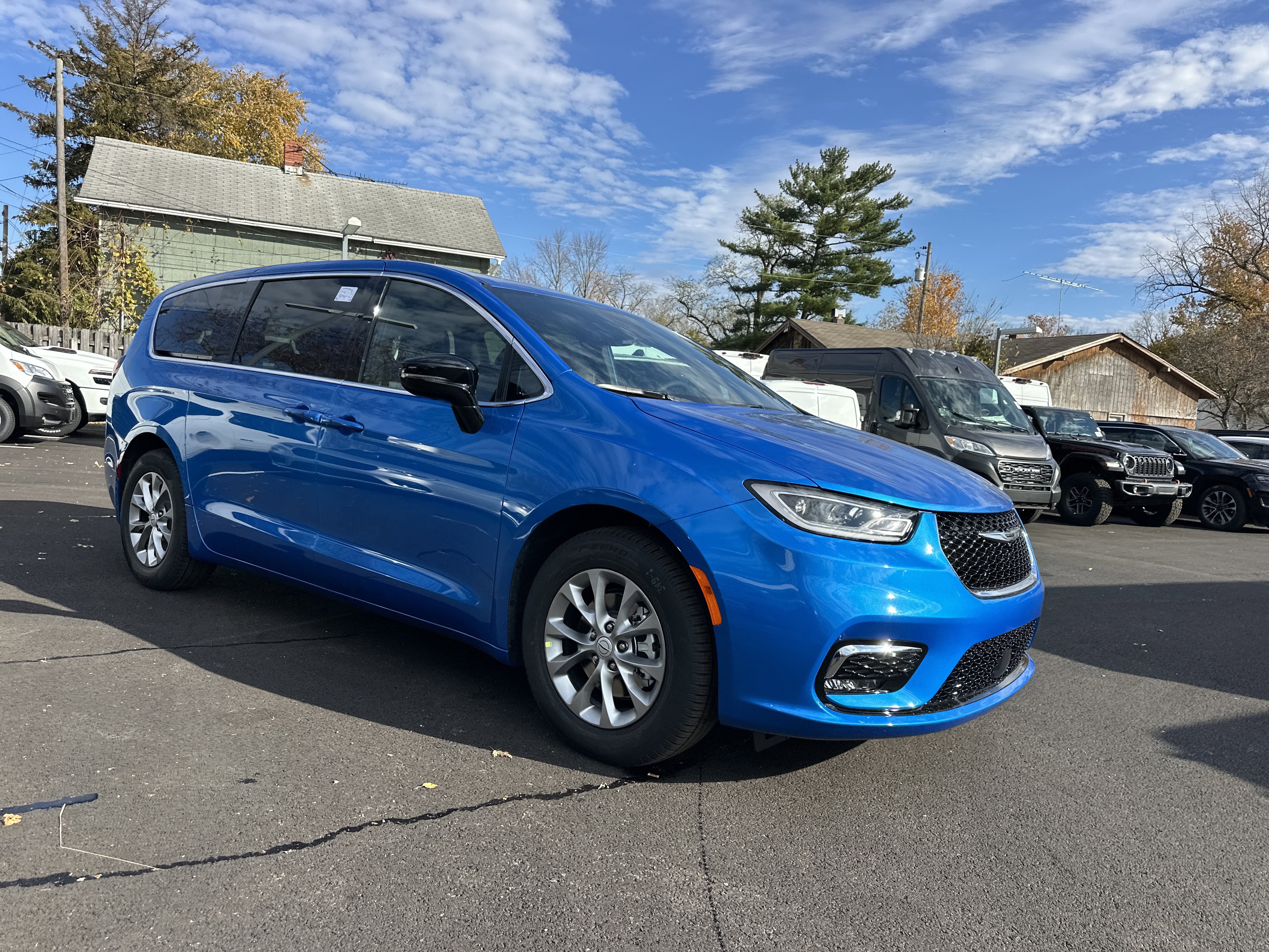 New 2026 Chrysler Pacifica Limited w/ Uconnect Theater Family Group image 18