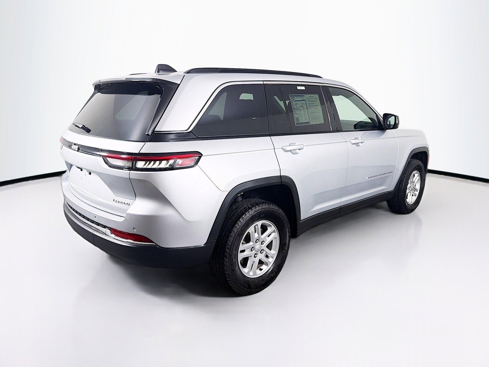 Used 2024 Jeep Grand Cherokee Laredo image 8