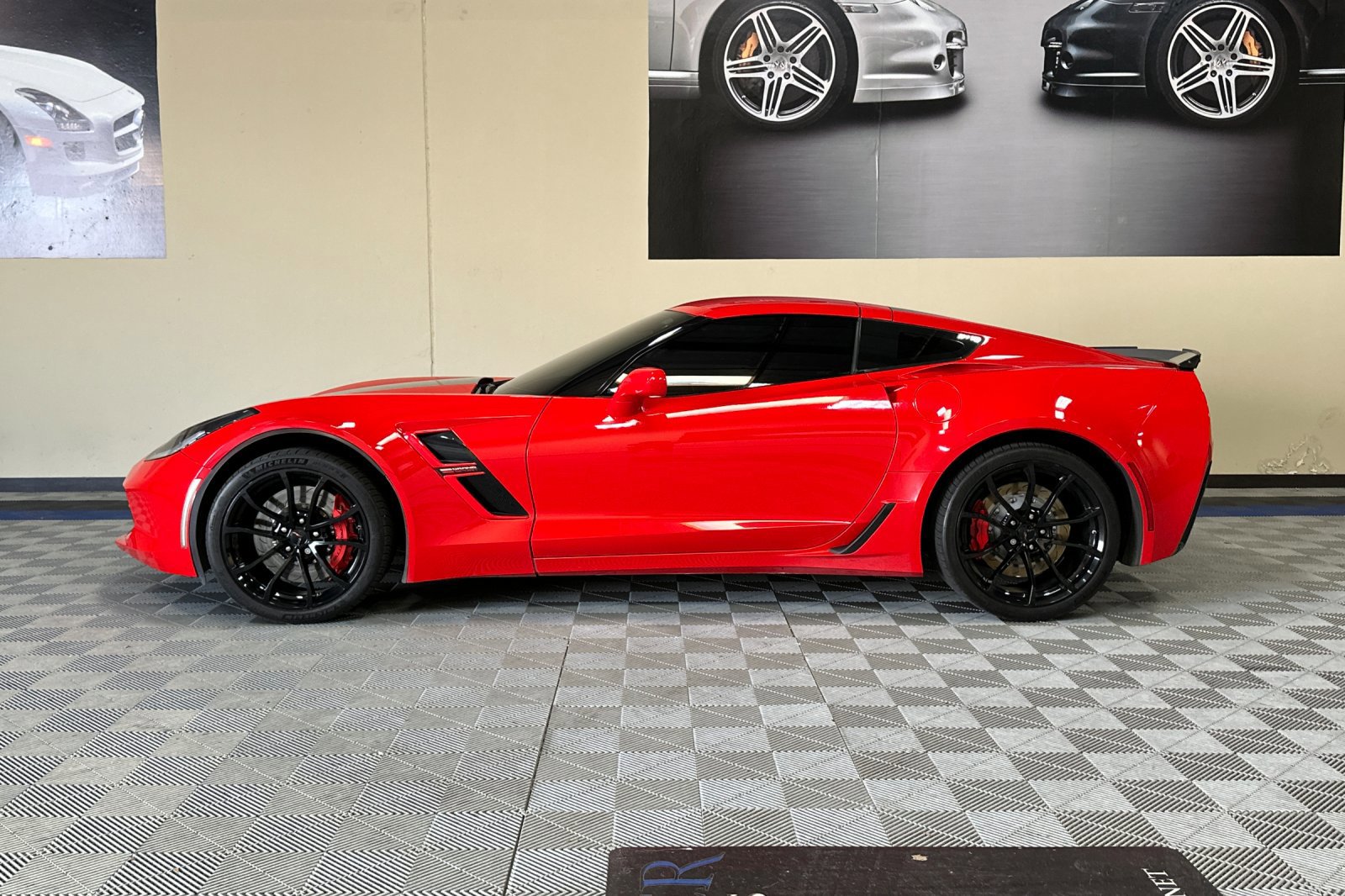 Used 2019 Chevrolet Corvette Grand Sport w/ Carbon Flash Badge Package image 7