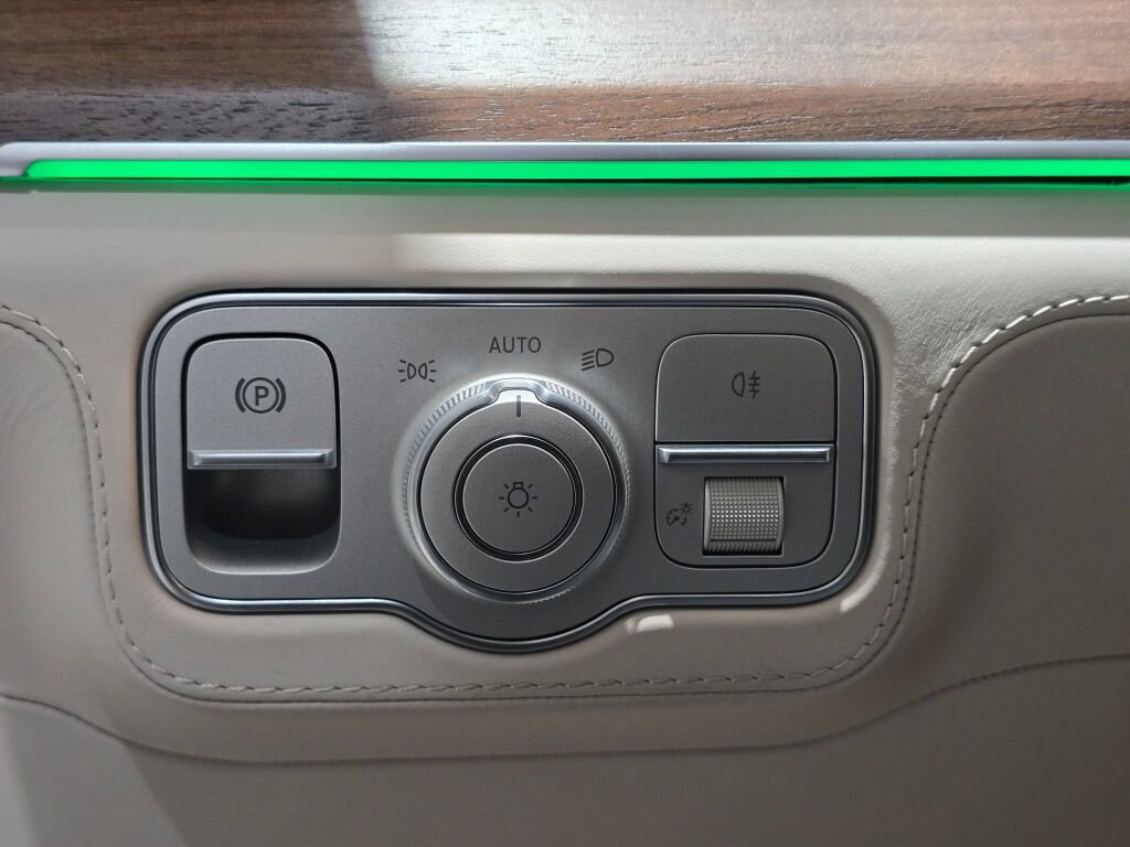 Used 2025 Mercedes-Benz Maybach GLS 600 4MATIC image 33