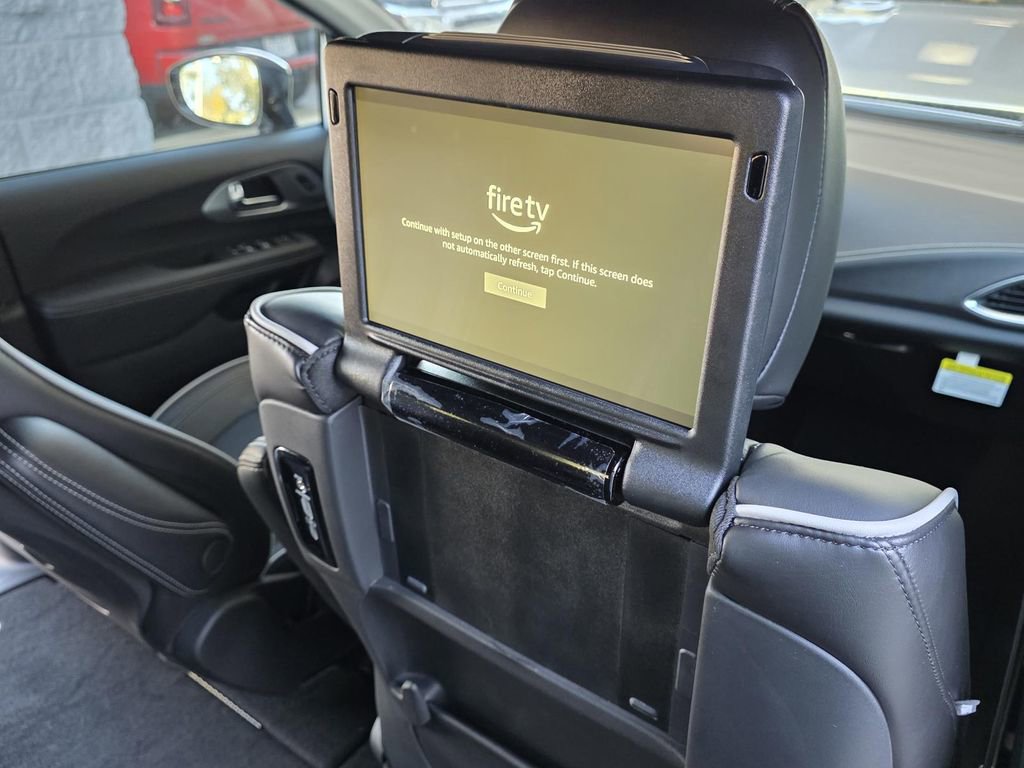 New 2026 Chrysler Pacifica Limited w/ Uconnect Theater Family Group image 12