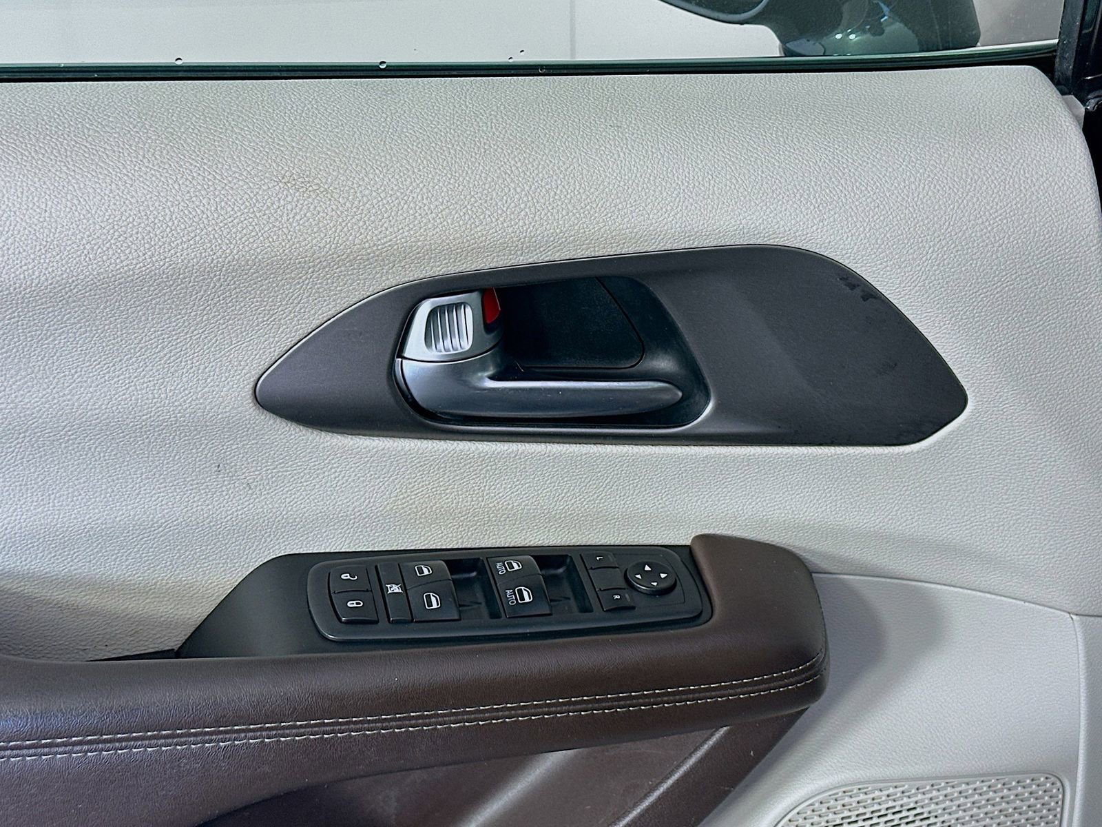 Used 2019 Chrysler Pacifica Touring-L FWD image 16