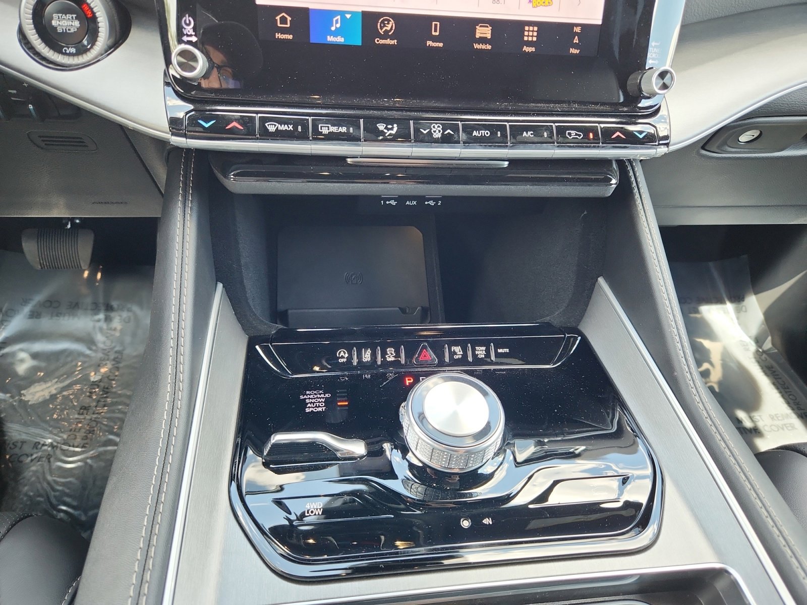 New 2025 Jeep Wagoneer Series II w/ HD Trailer Tow Package image 12