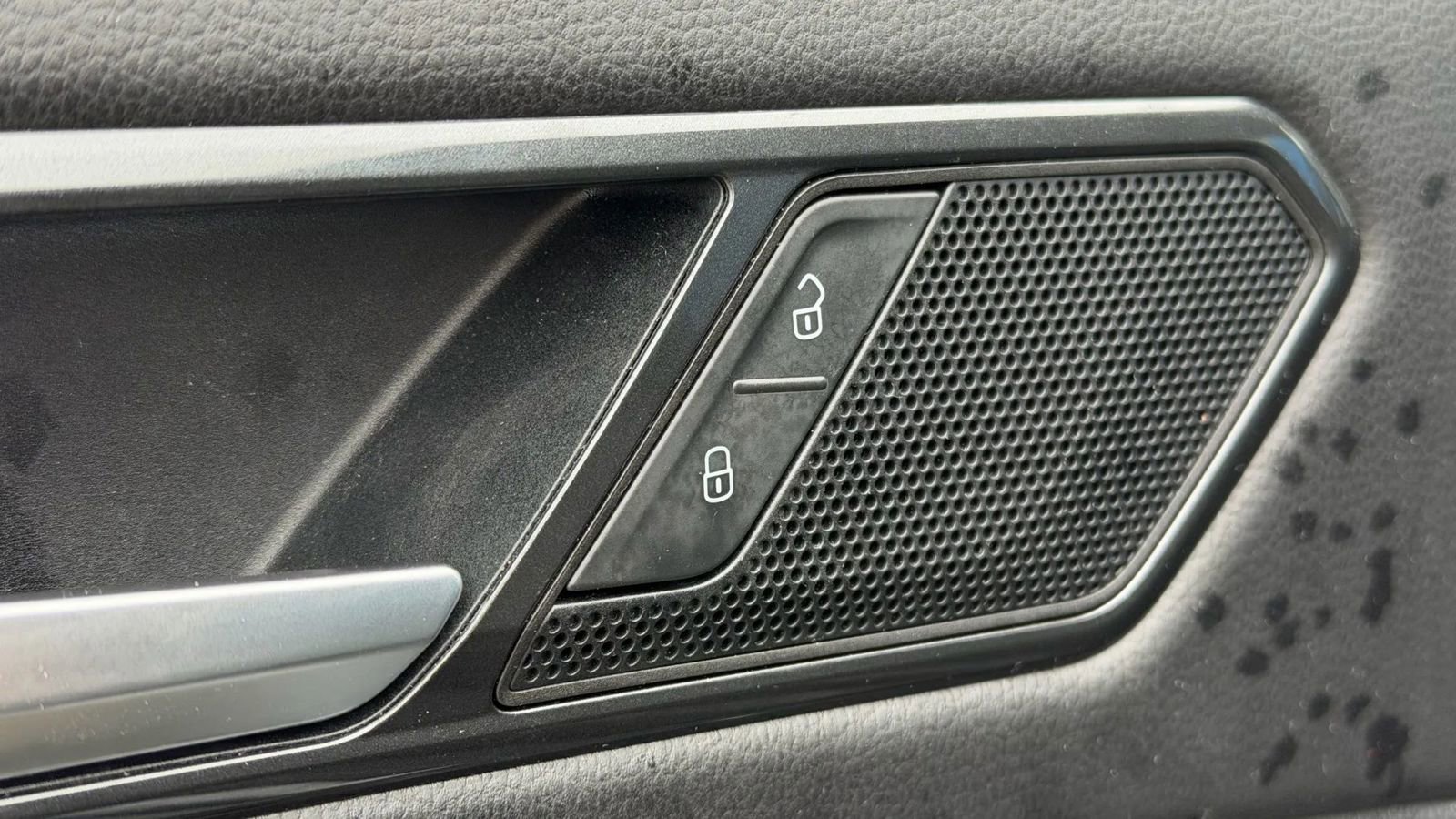 Used 2018 Volkswagen Tiguan SE w/ Panoramic Sunroof Package image 26